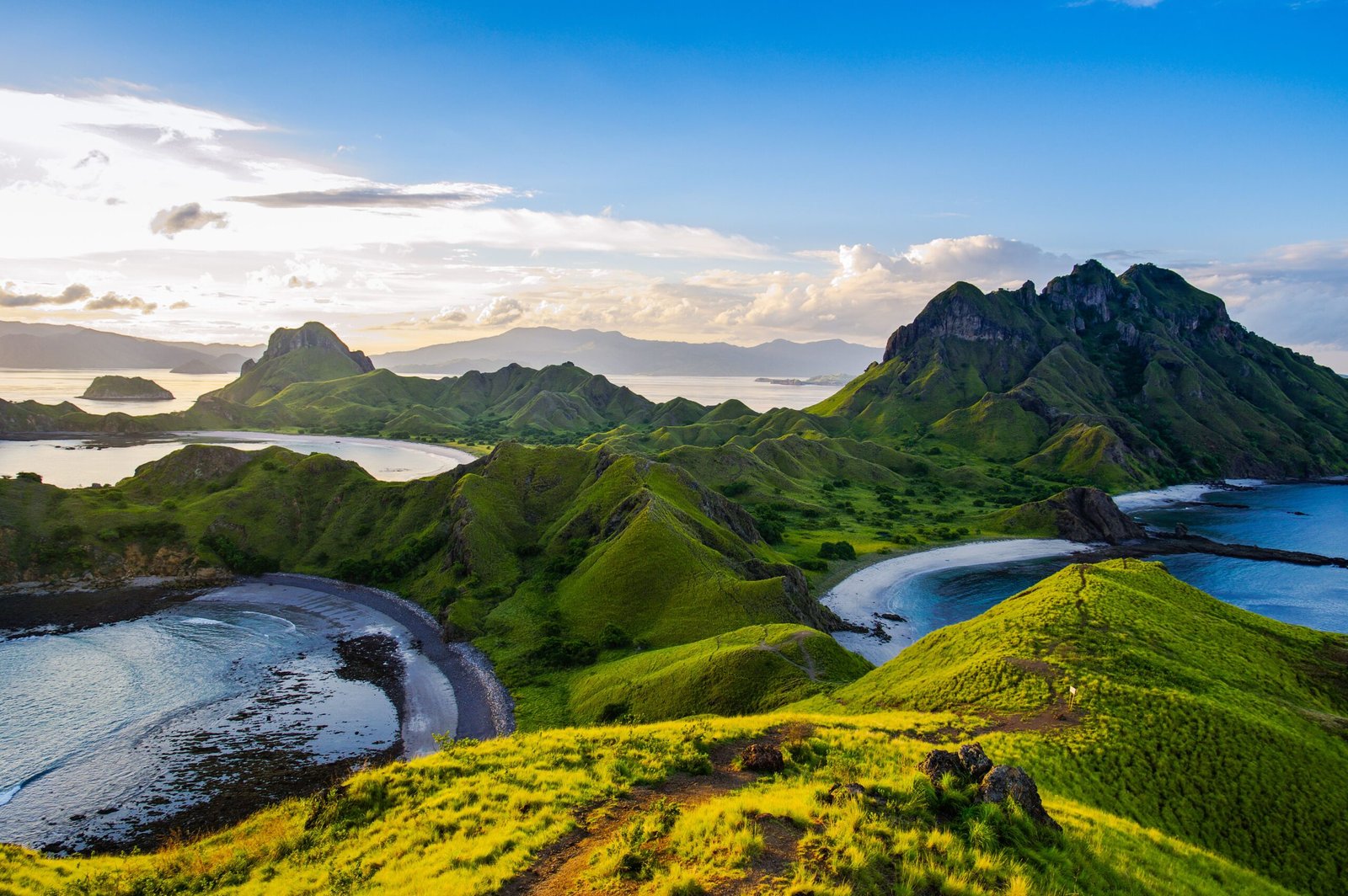 A beautiful high-angle view of the Gambar Pemandangan Alam mountains in Indonesia